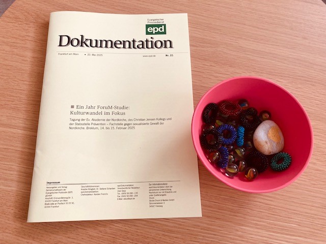 Das Foto zeigt ein gedrucktes Exemplar der EPD-Dokumentation zur Tagung in Breklum 2025 auf einem Tisch.