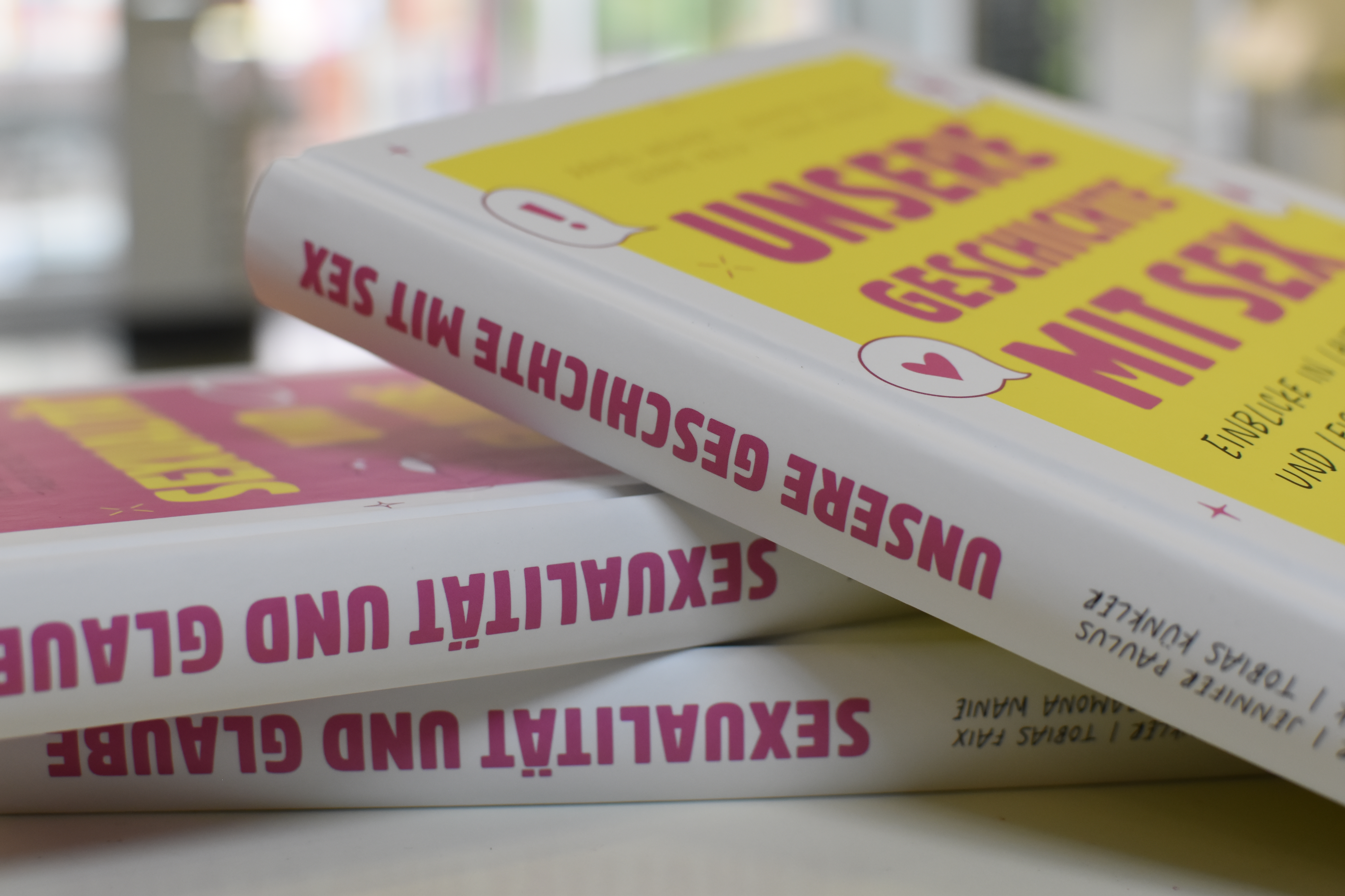 Das Bild zeigt die beiden Bücher, die aus den Studienergebnissen entstanden sind.