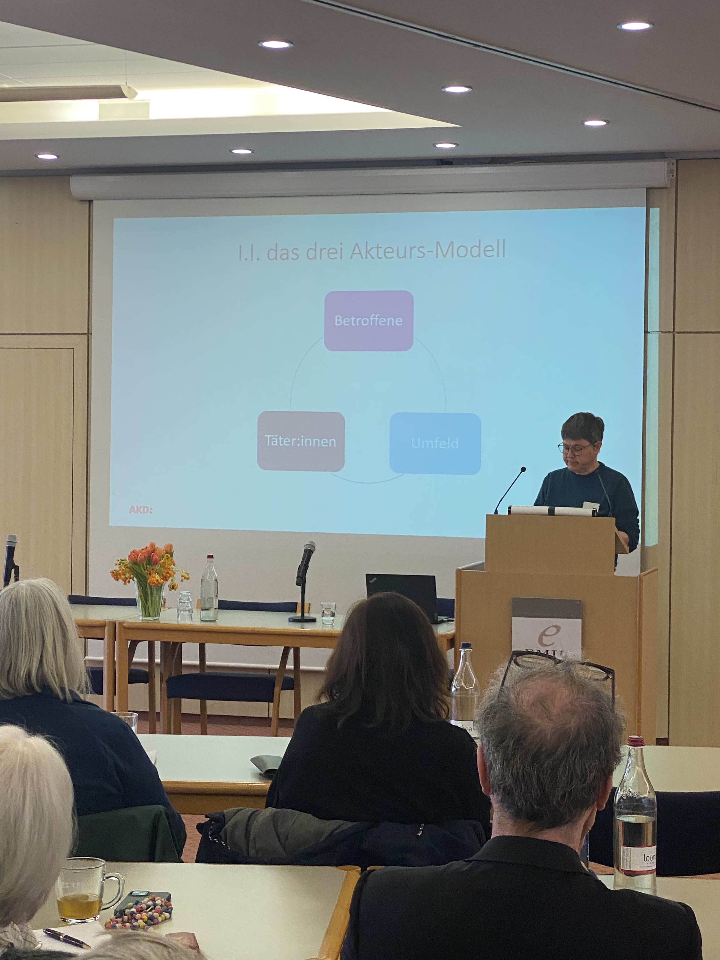 Werstatt-Tag in Kiel: Dr. Kristina Augst am Redepult hält ihren Impuls zu traumasesibler Sprache