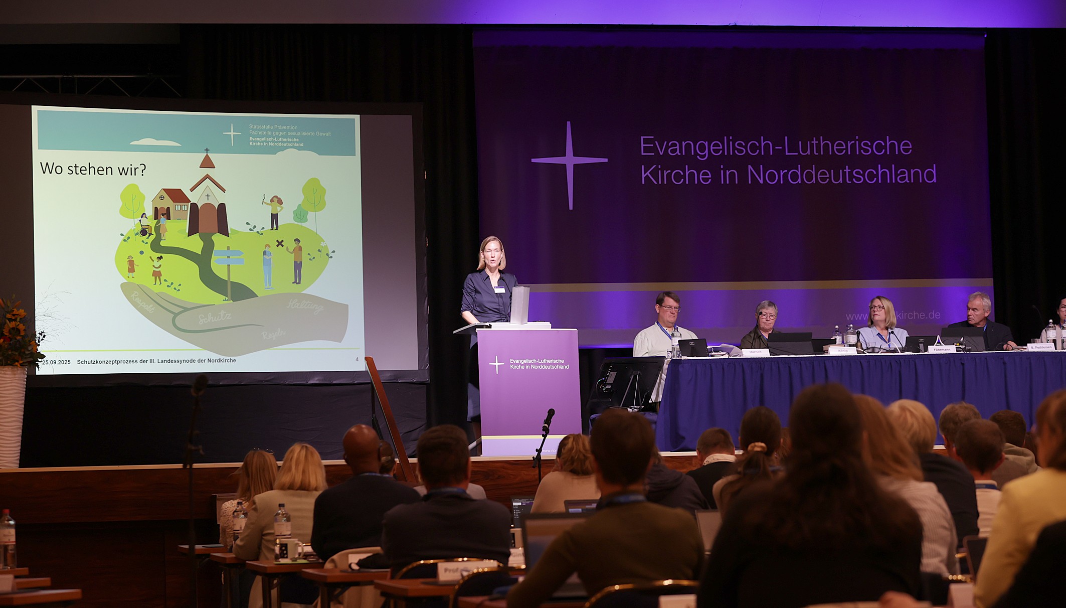 Im Kirchenparlament Synode der Nordkirche: Blick auf das Podium, wo Mirja Beck vorträgt.
